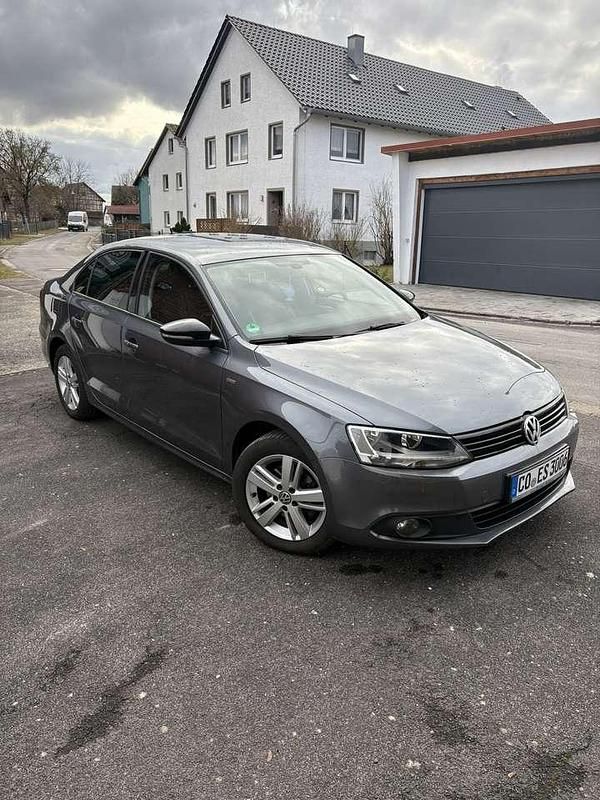 Gebraucht VW Jetta 122 PS (89 kW) 2012 Grau Limousine