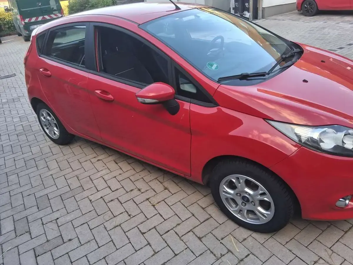 Gebraucht Ford Fiesta Ambiente 60 PS (44 kW) 2012 Rot Limousine