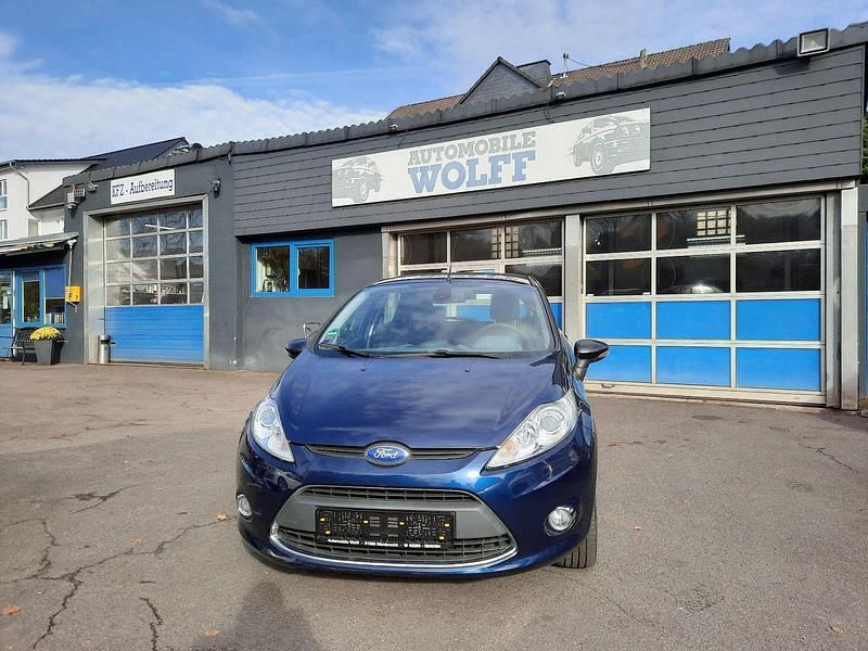 Blau Gebraucht 2010 Ford Fiesta Titanium Kleinwagen | 5.900 € (Fairer Preis) - Bild 1/4