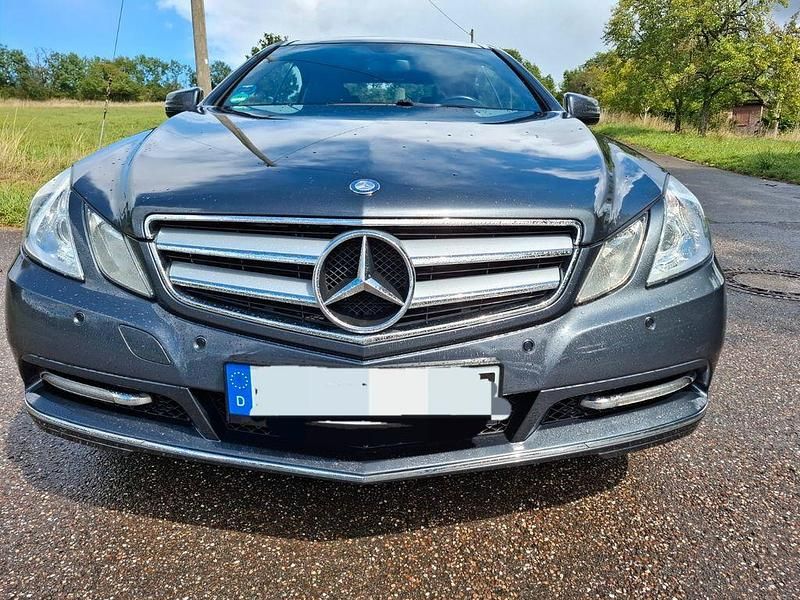 Grau Gebraucht 2012 Mercedes E200 Elegance Coupé | 12.000 € (Guter Preis) - Bild 1/4