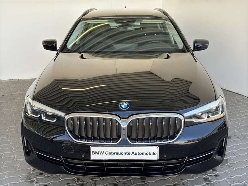 Schwarz uni Gebraucht 2022 BMW 530e Sport Line Kombi | 31.498 € (Superpreis) - Bild 1/4