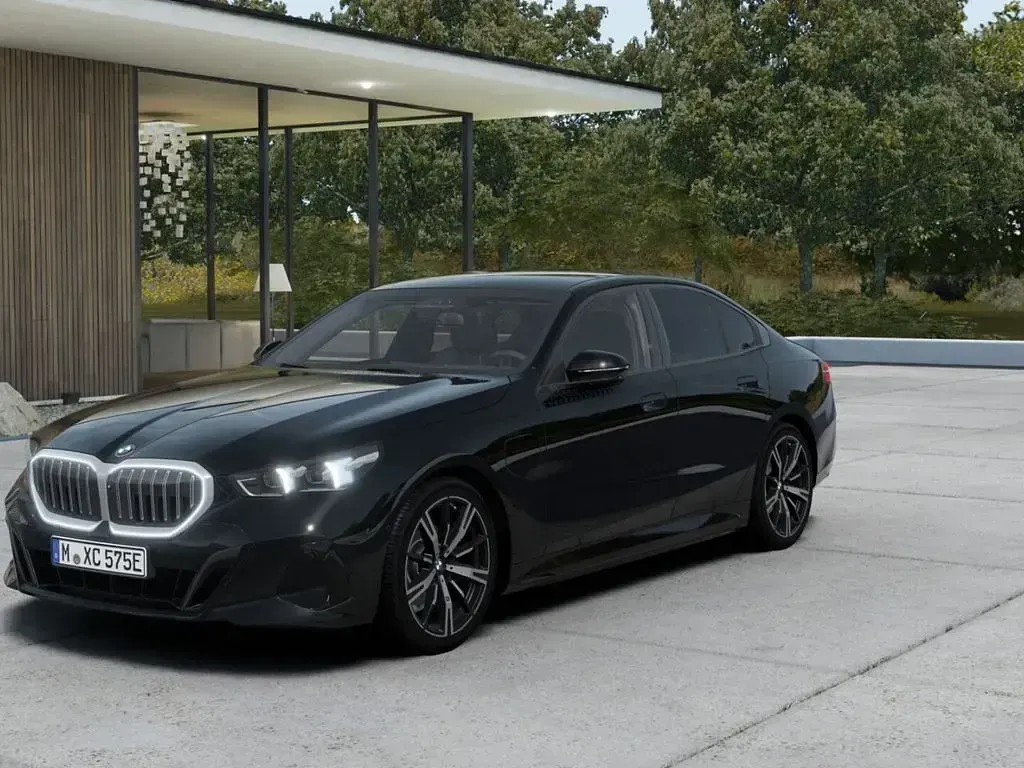 Gebraucht BMW 530e M Sport 299 PS (219 kW) 2025 Black sapphire (schwarz) Limousine