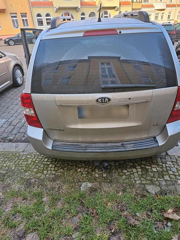 Second-hand Kia Carnival 2010 Argintiu Monovolum