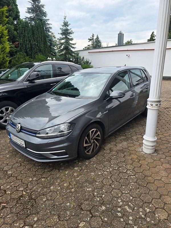 Grau Gebraucht 2017 VW Golf Sound Limousine | 10.500 € (Superpreis) - Bild 1/4