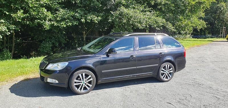 Schwarz Gebraucht 2012 Skoda Octavia Family Kombi | 2.800 € (Superpreis) - Bild 1/4