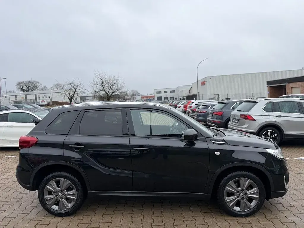 Gebraucht Suzuki Vitara Club 111 PS (81 kW) 2019 Schwarz SUV