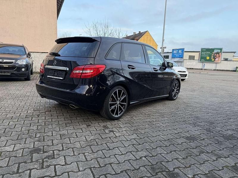Gebraucht Mercedes B200 156 PS (114 kW) 2014 Nordlichtviolett  metalliclac Van / Kleinbus