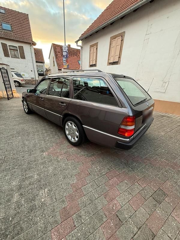 Second-hand Mercedes E220 150 CP (110 kW) 1992 Mov Break