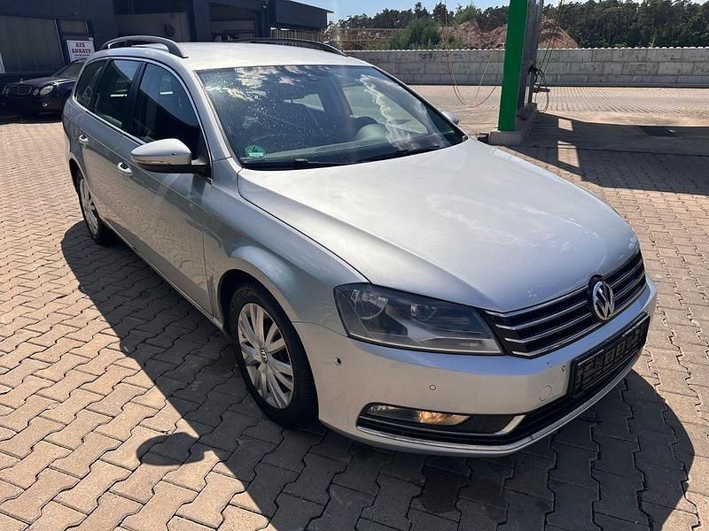 Silber Gebraucht 2012 VW Passat Comfortline Kombi | 5.490 € (Superpreis) - Bild 1/4