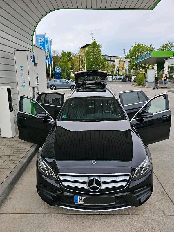 Schwarz Gebraucht 2019 Mercedes E200 AMG Kombi | 28.300 € - Bild 1/4