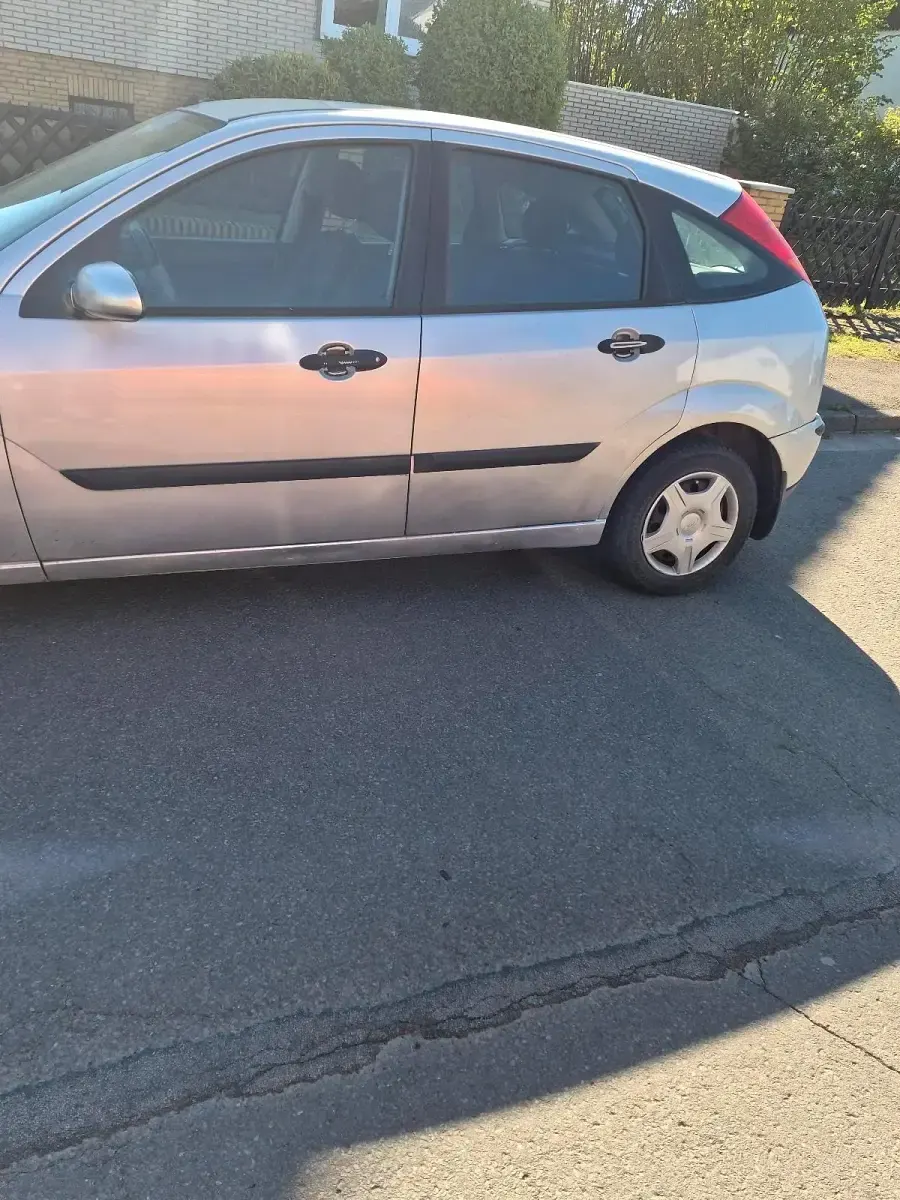 Second-hand Ford Focus 101 CP (74 kW) 2002 Argintiu Hatchback
