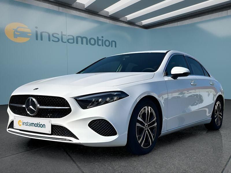 Weiß Gebraucht 2024 Mercedes A180 Limousine | 31.499 € (Teuer) - Bild 1/4