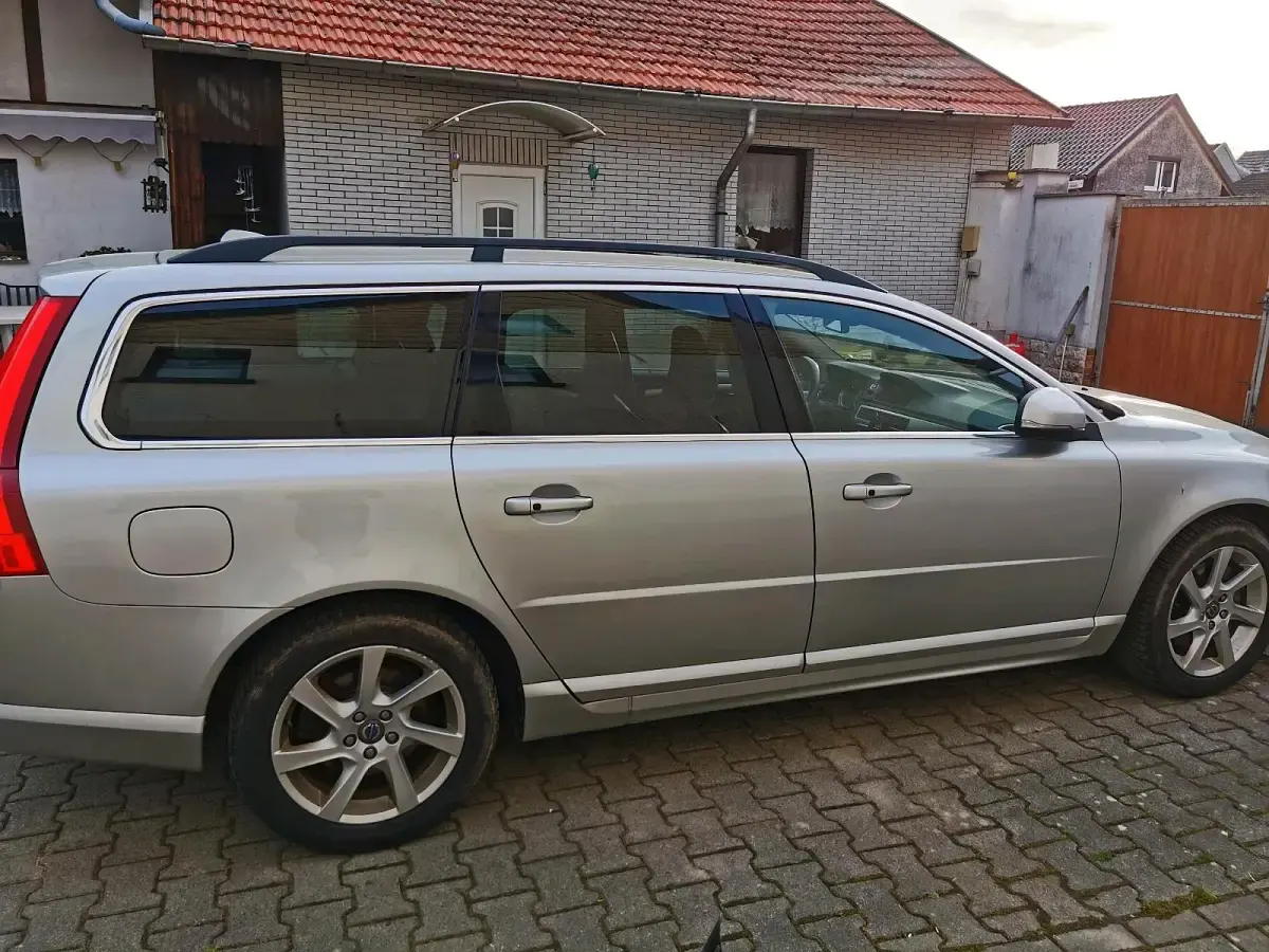 Gebraucht Volvo V70 Inscription 215 PS (158 kW) 2012 Silber Kombi
