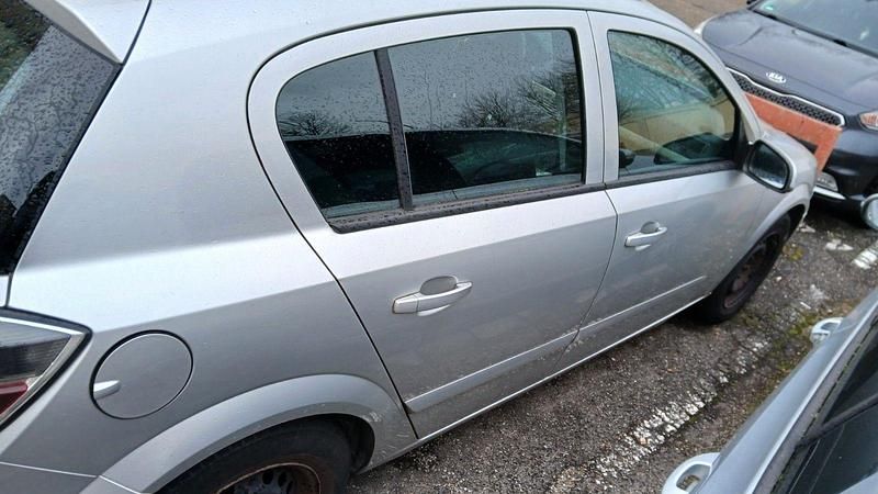 Second-hand Opel Astra 116 CP (85 kW) 2008 Argintiu Berlinǎ