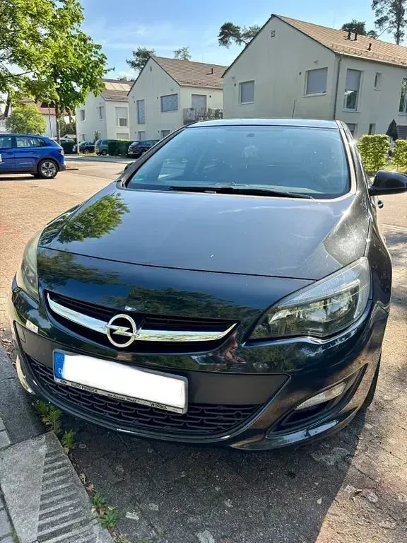 Gebraucht Opel Astra 140 PS (102 kW) 2012 Schwarz Kleinwagen