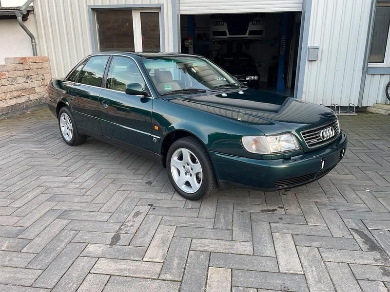 Grün Gebraucht 1995 Audi A6 Basis Limousine | 2.299 € - Bild 1/4
