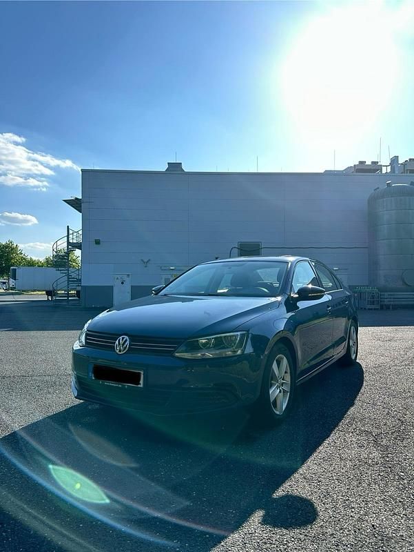 Blau Gebraucht 2011 VW Jetta Comfortline Limousine | 6.990 € (Fairer Preis) - Bild 1/4
