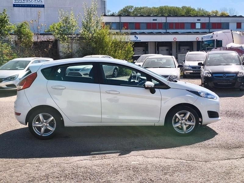 Gebraucht Ford Fiesta Trend 82 PS (60 kW) 2015 Weiß Kleinwagen