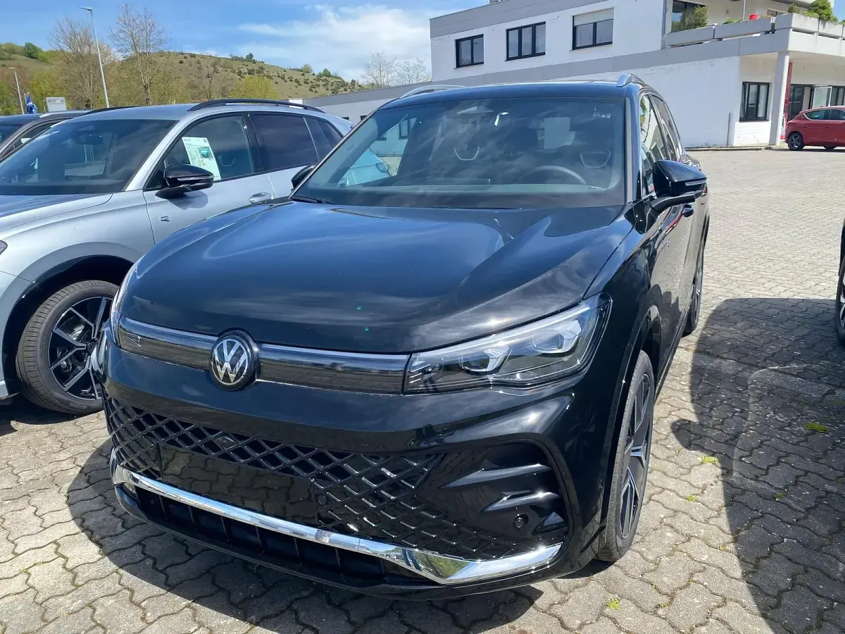 Neu VW Tiguan R-line 193 PS (141 kW) 2025 Grenadillschwarz metallic SUV