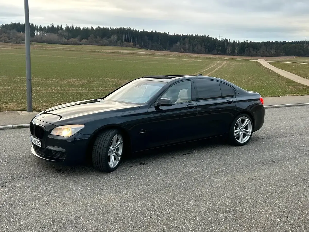 Gebraucht BMW 750 408 PS (300 kW) 2011 Blau Limousine