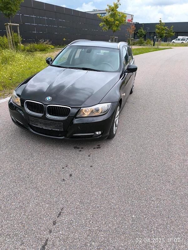 Schwarz Gebraucht 2012 BMW 320 Kombi | 6.843 € (Fairer Preis) - Bild 1/4