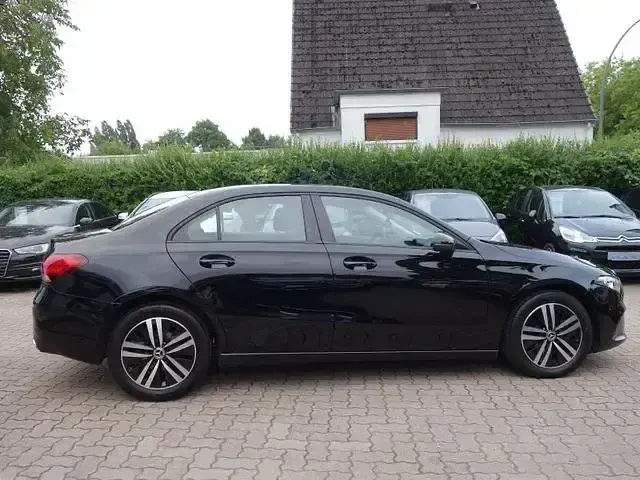 Gebraucht Mercedes A180 116 PS (85 kW) 2021 Schwarz Limousine