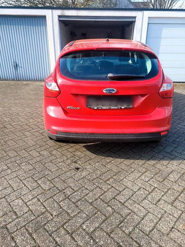 Gebraucht Ford Focus 105 PS (77 kW) 2012 Rot Limousine