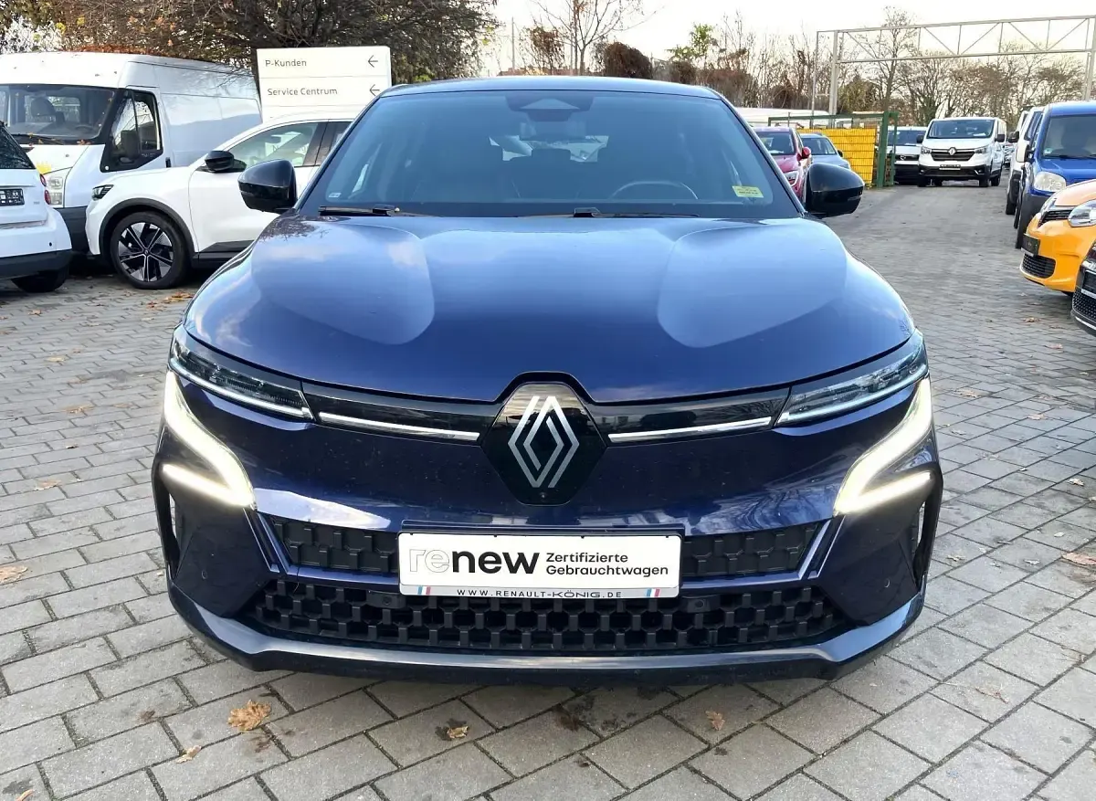 Używany Renault Megane E-Tech Iconic 161 kW (220 KM) 2022 Niebieski Sedan/Limuzyna