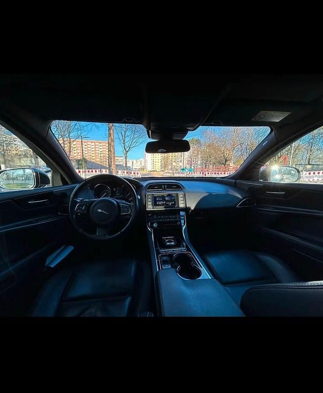 Schwarz Gebraucht 2017 Jaguar XE Limousine | 14.500 € (Fairer Preis) - Bild 1/4