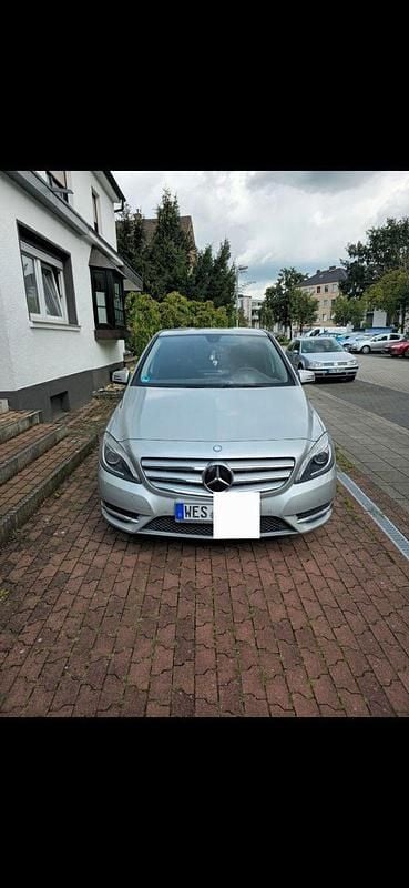 Silber Gebraucht 2011 Mercedes B180 Van / Kleinbus | 7.777 € (Fairer Preis) - Bild 1/4