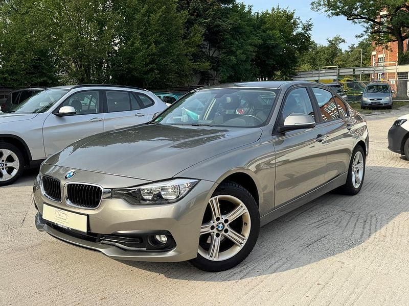Grau Gebraucht 2015 BMW 316 Advantage Limousine | 13.499 € (Etwas zu teuer) - Bild 1/4