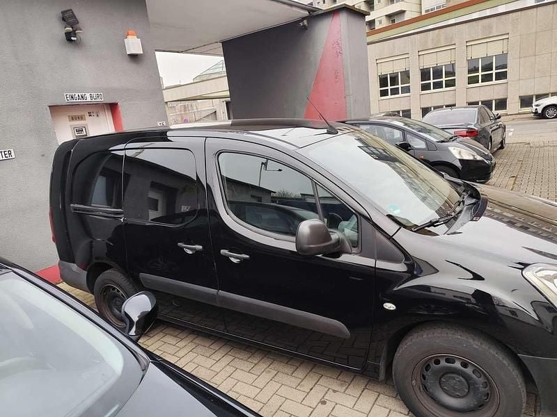 Gebraucht Peugeot Partner Premium 99 PS (72 kW) 2017 Lack onyx schwarz/deckende Van / Kleinbus