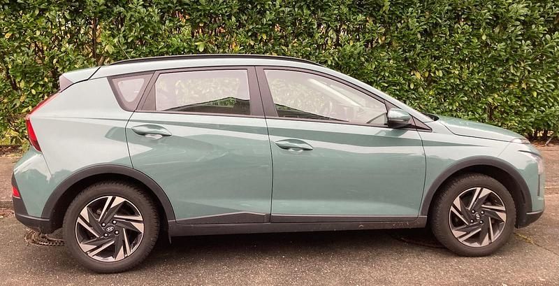 Grün Gebraucht 2022 Hyundai Bayon Select SUV | 13.750 € (Guter Preis) - Bild 1/4