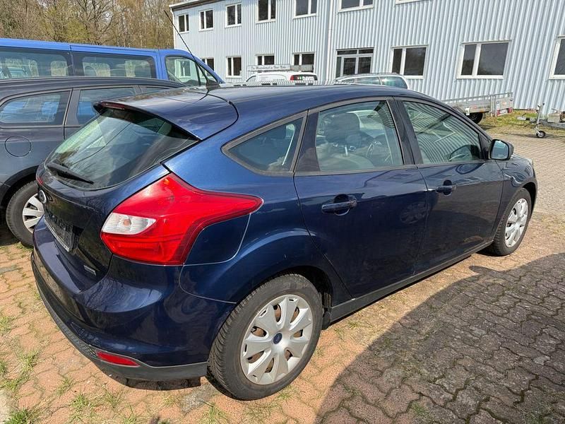 Używany Ford Focus Ambiente 101 KM (74 kW) 2012 Niebieski Sedan/Limuzyna
