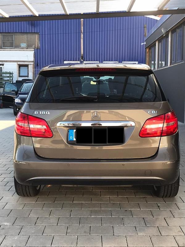 Andere farben Gebraucht 2012 Mercedes B180 Van / Kleinbus | 9.459 € - Bild 1/4