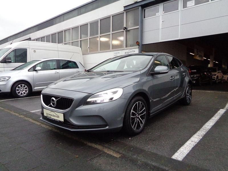 Gebraucht Volvo V40 Momentum 120 PS (88 kW) 2019 Grau Limousine