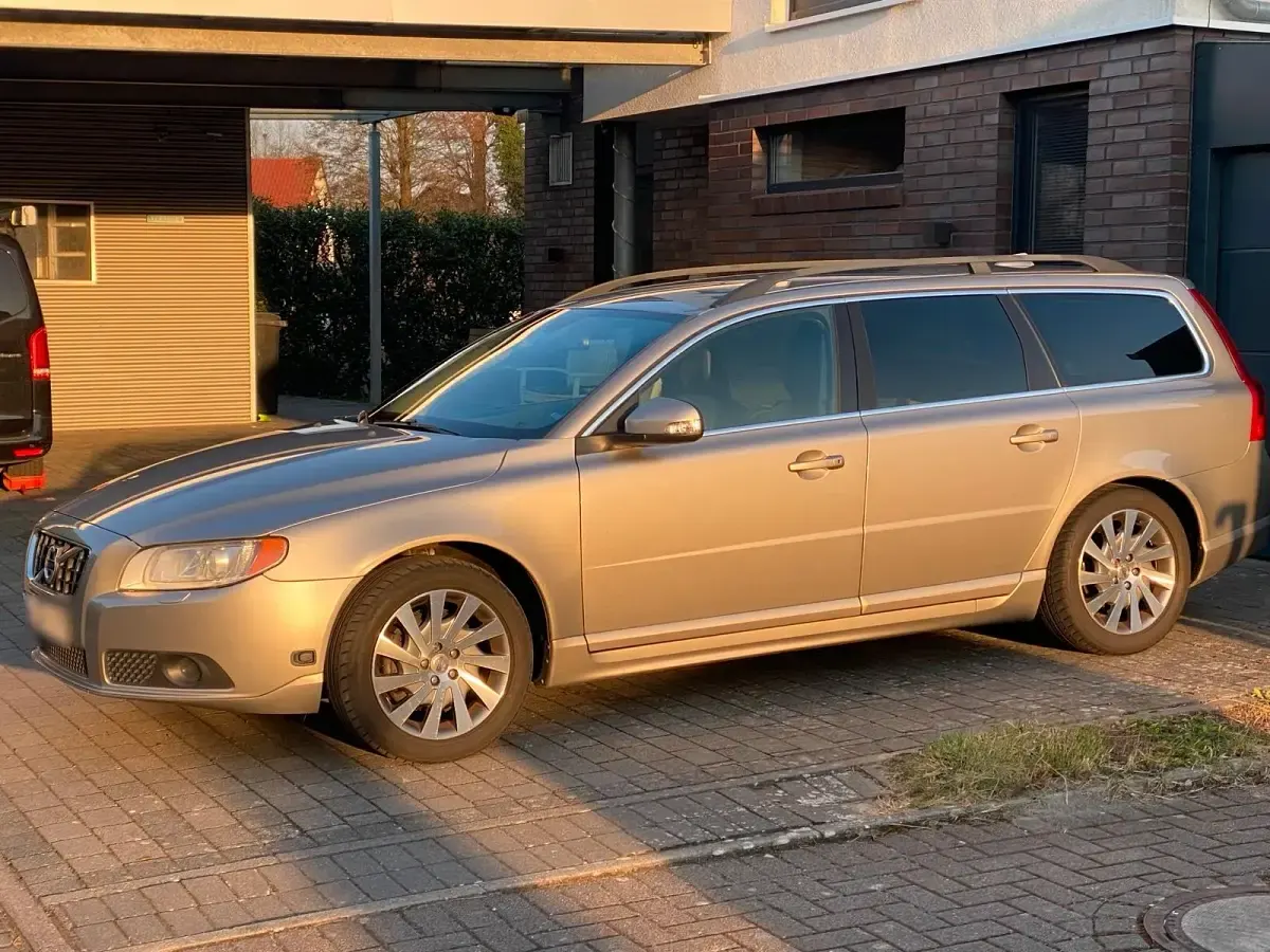 Gebraucht Volvo V70 231 PS (169 kW) 2010 Gold Kombi