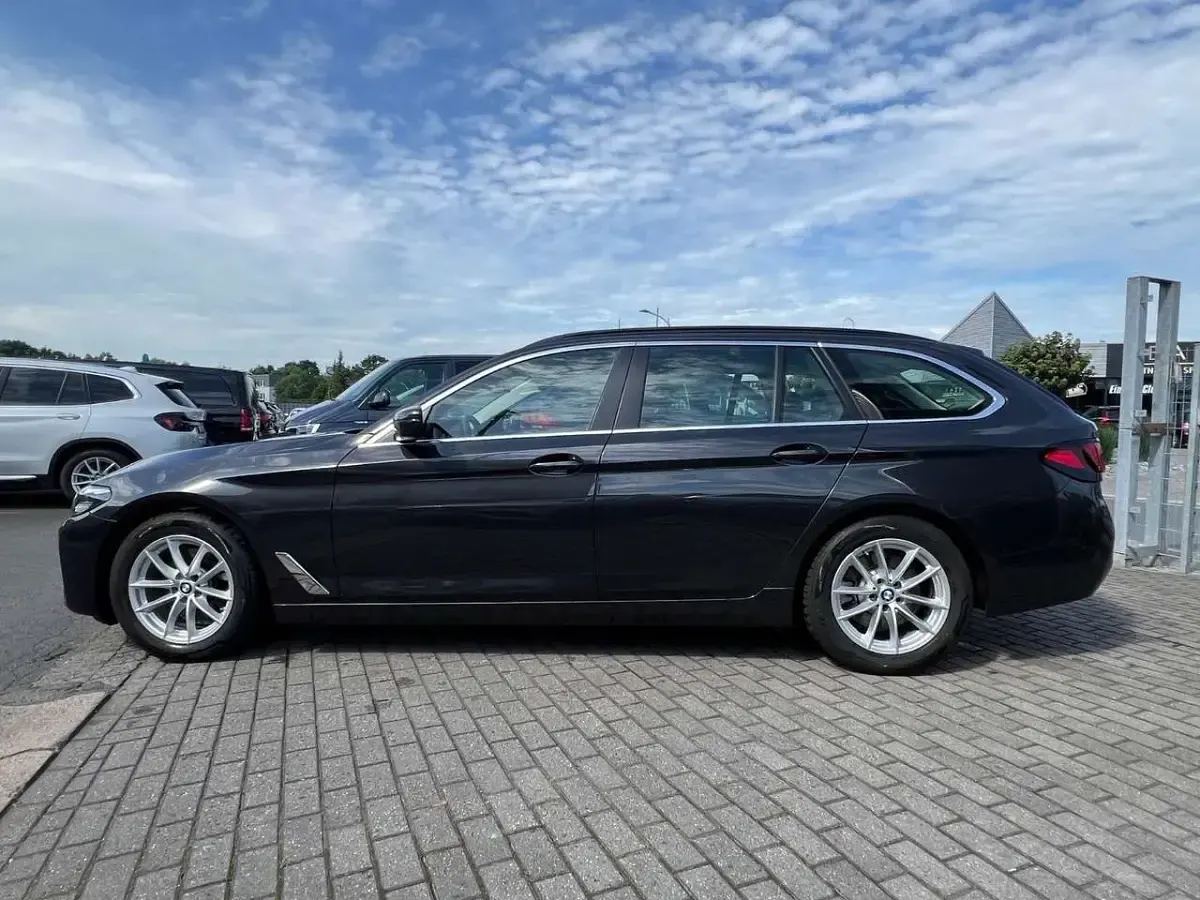 Gebraucht BMW 520 190 PS (139 kW) 2023 Sophistograu Kombi