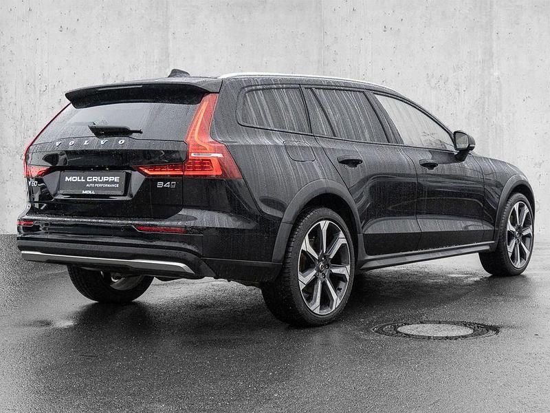 Gebraucht Volvo V60 CC Plus 197 PS (144 kW) 2024 Onyx black / metallic Kombi