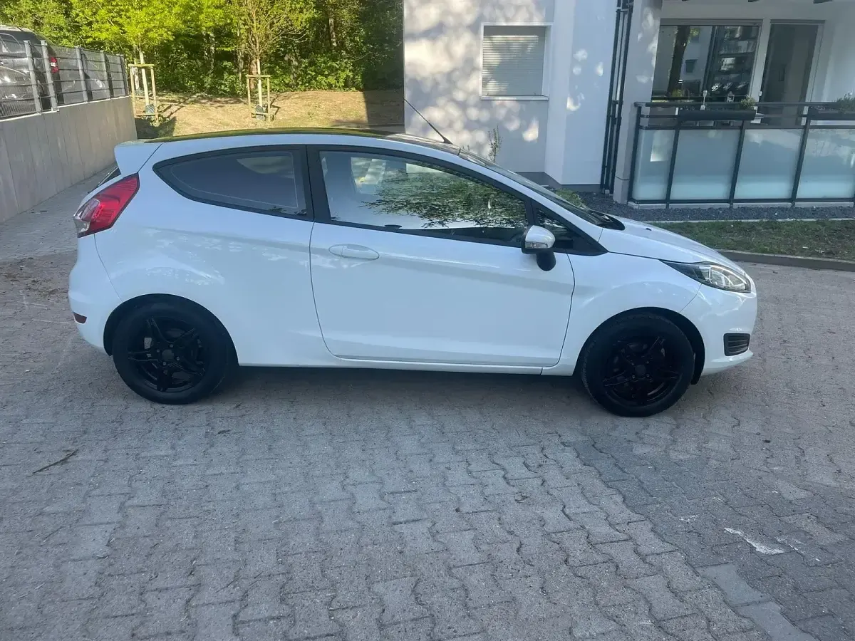 Gebraucht Ford Fiesta 60 PS (44 kW) 2015 Weiß Kleinwagen