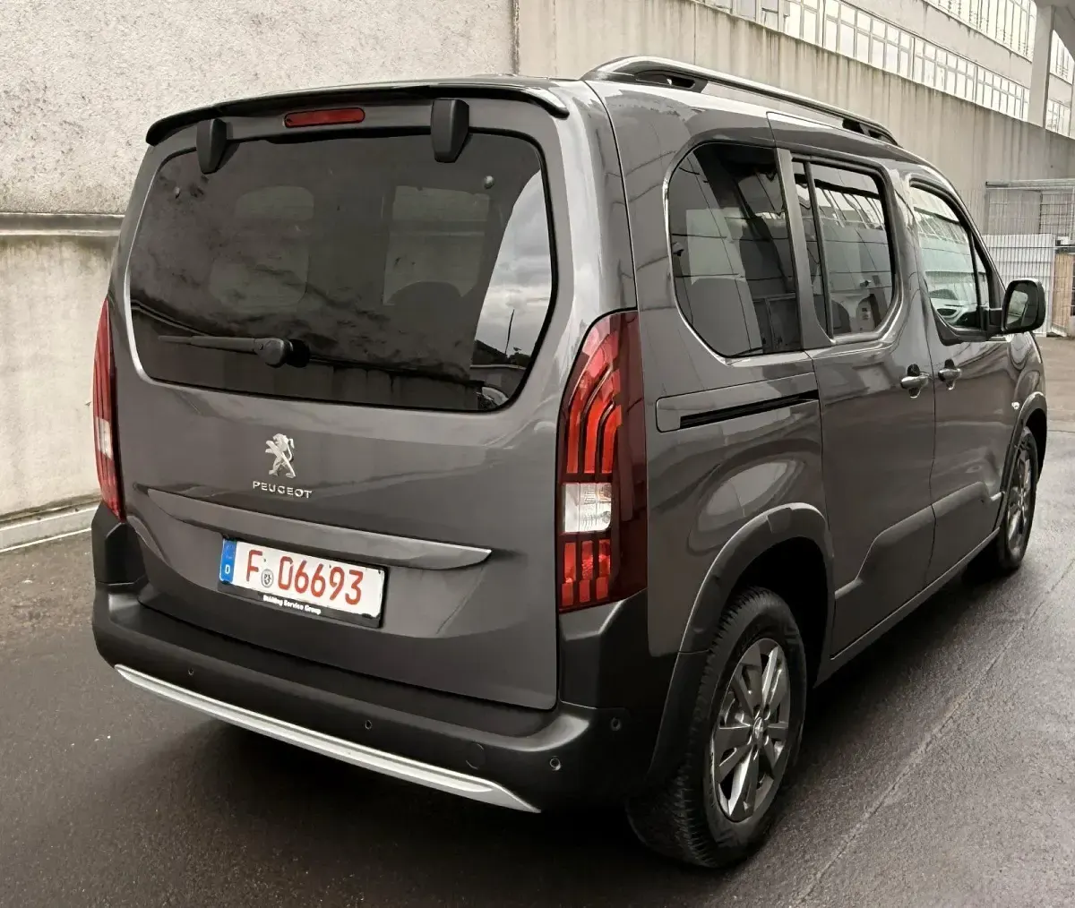 Gebraucht Peugeot Rifter Allure 131 PS (96 kW) 2023 Grau Van / Kleinbus