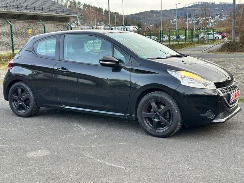 Gebraucht Peugeot 208 Active 68 PS (50 kW) 2014 Schwarz Kleinwagen