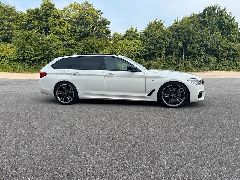 Gebraucht BMW 550 400 PS (294 kW) 2019 Weiß Kombi