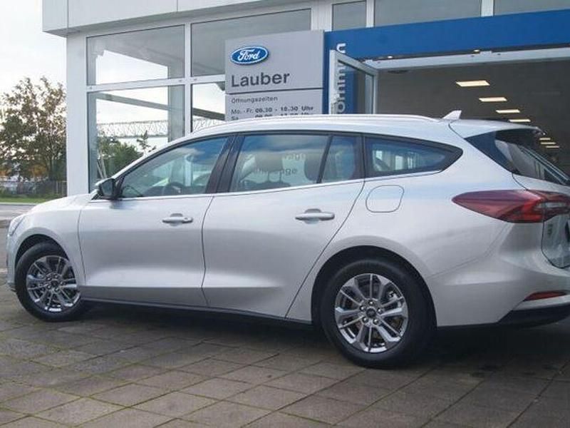 Gebraucht Ford Focus Titanium 125 PS (91 kW) 2024 Moondust silver Kombi