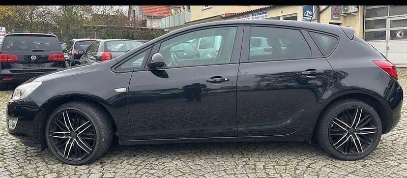 Gebraucht Opel Astra Design Edition 179 PS (131 kW) 2011 Schwarz Limousine