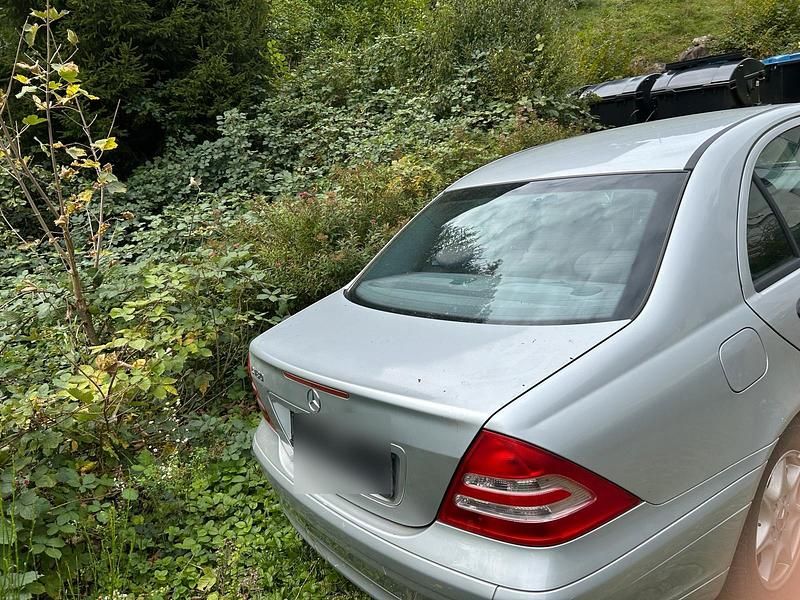 Grau Gebraucht 2001 Mercedes C180 Limousine | 1.700 € - Bild 1/4