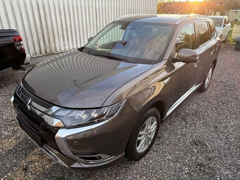 Gebraucht Mitsubishi Outlander P-HEV Plus 135 PS (99 kW) 2019 Braun SUV