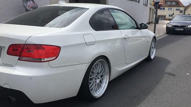 Weiß Gebraucht 2008 BMW 335 Performance Coupé | 17.999 € (Etwas zu teuer) - Bild 1/4