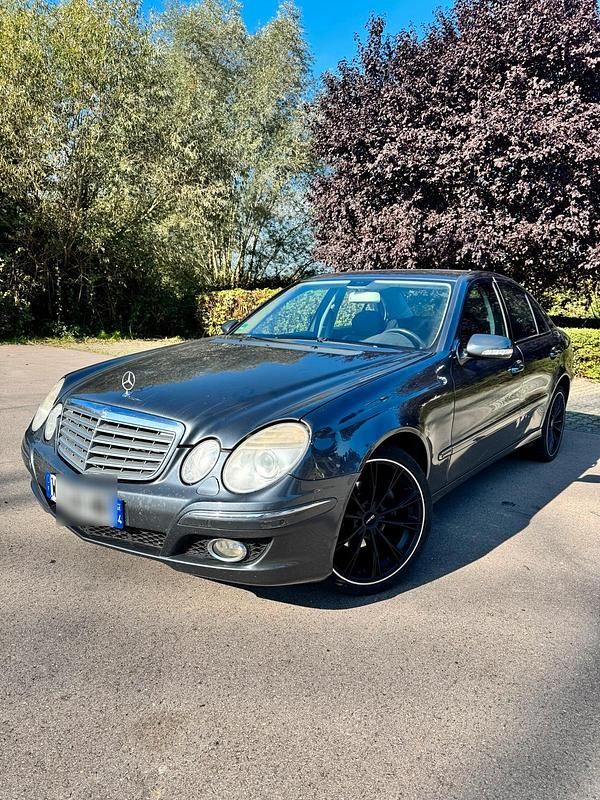 Grau Gebraucht 2008 Mercedes E320 Limousine | 4.250 € (Superpreis) - Bild 1/4