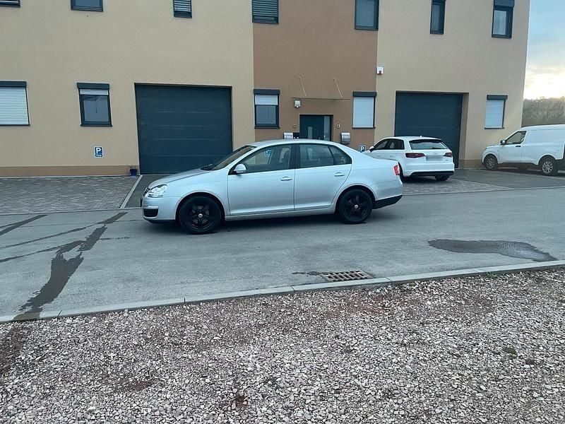 Gebraucht VW Jetta 2009 Silber Limousine